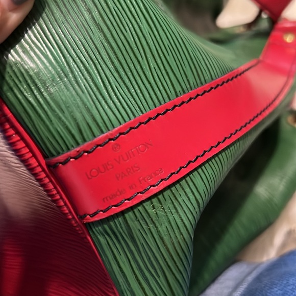 💯% LOUIS VUITTON
Epi Petit Bi-Color Noe Borneo Castillan Red - Picture 3 of 8